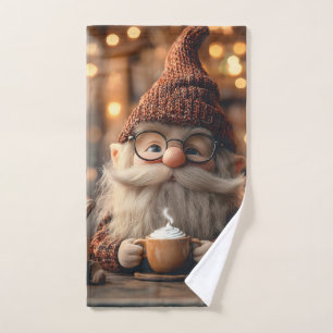 Gnome confortable jouissant d'une coupe de cacao c