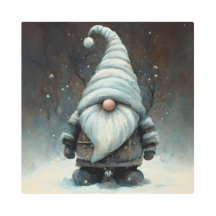Gnome d'hiver dans une forêt de neige