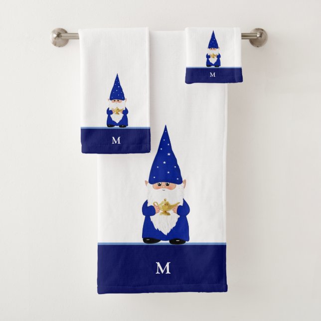 Gnome Magique & Monogramme sur Fond Bleu et Blanc (En situation)