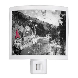 Gnome sur la lumière de nuit d'errer