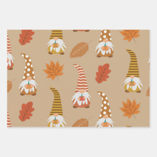 Gnomes d'automne avec feuilles d'automne sur fond 