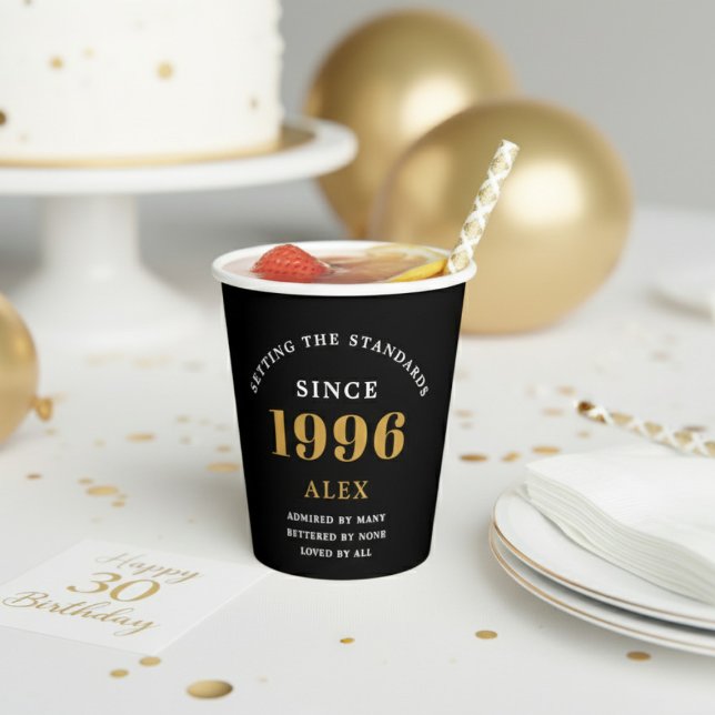 Gobelets En Papier 30th Birthday Name 1996 Black Gold Elegant Chic (1996 paper cup on a table with white and gold decoration.)