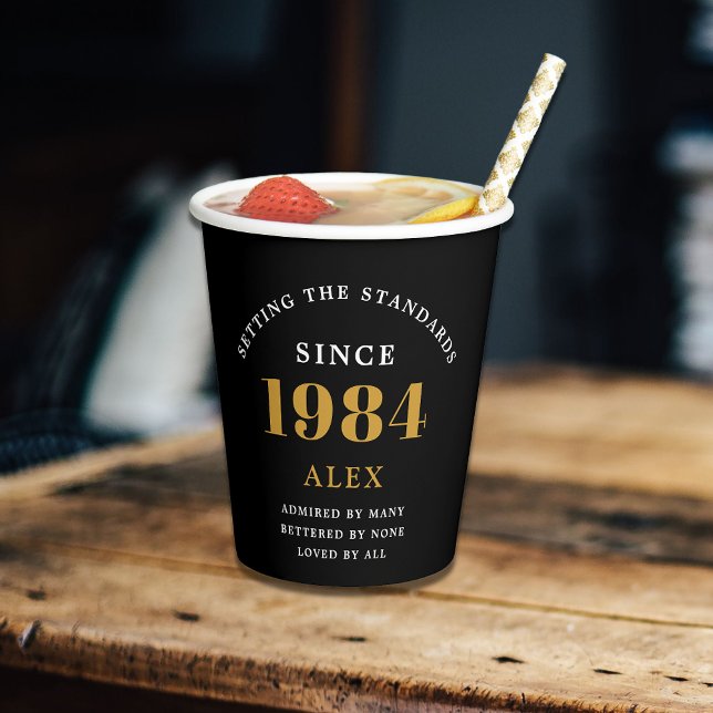Gobelets En Papier 40e anniversaire Nom 1984 Black Gold Elegant Chic (Sophisticated 40th Birthday Unique Black & Gold Party Paper Cups. Fully personalized.)