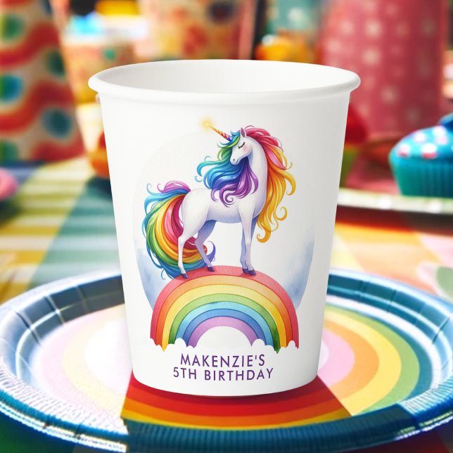 Gobelets En Papier Anniversaire de la licorne arc-en-ciel enchantée (Magical Rainbow Unicorn Party Cup on a Colorful party plate.)