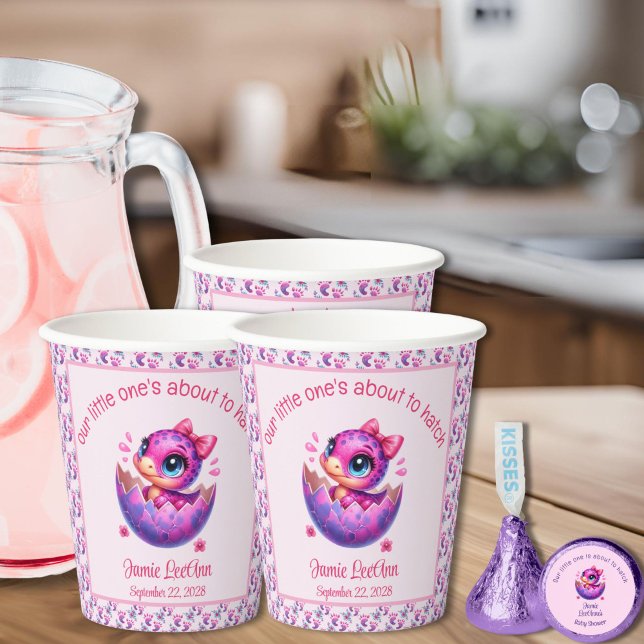 Gobelets En Papier baby shower de dinosaure rose "Hatching Bientôt" (Pink Baby Girl Hatching Soon Baby Shower Cups, Personalize with Mom-To-Be's Name & Date)