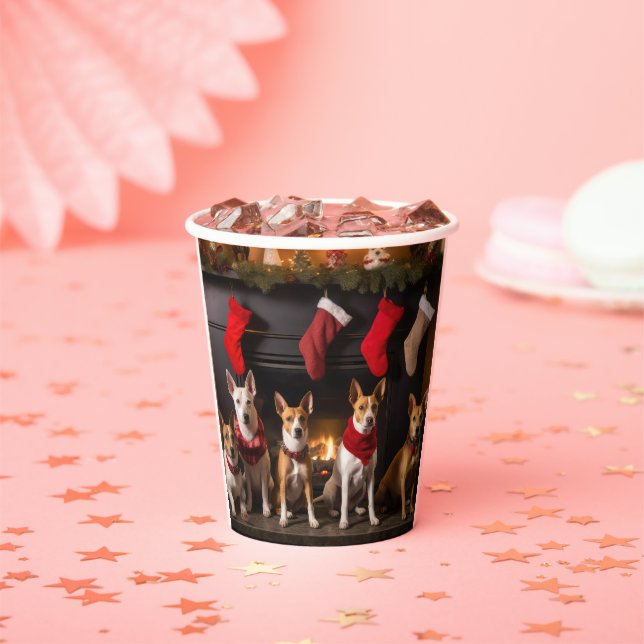 Gobelets En Papier Basenji au coin du feu de Noël (Insitu)