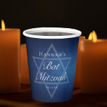 Gobelets En Papier Bat mitzvah moderne étoile bleue de David Fête for<br><div class="desc">De belles nuances profondes de bleu foncé créent une texture comme de l'eau sur cette coupe de fête Bat mitzvah formelle. Élégant script blanc minimaliste sur la décoration de fête avec le nom de votre fille sur la subtile étoile de David pour célébrer sa venue juive d'âge.</div>