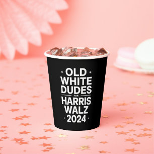 Gobelets En Papier Blancs Vieux Types pour Harris Walz Politique Démo