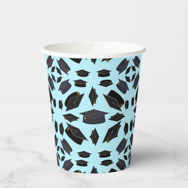 Gobelets En Papier Cartes De Graduation Noires Jetées Dans Un Diplômé (Gauche)