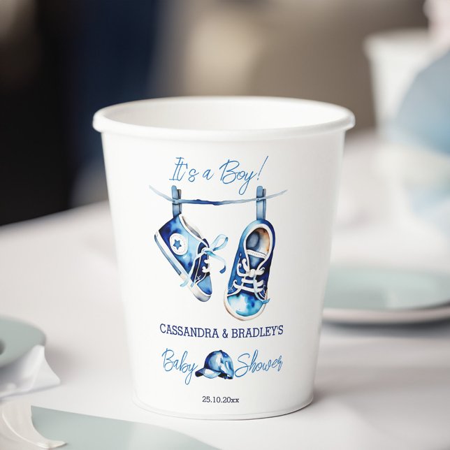 Gobelets En Papier C'est un garçon bleu bébé sport chaussures casquet (It's a boy blue baby sports shoe cap baby shower paper cups)