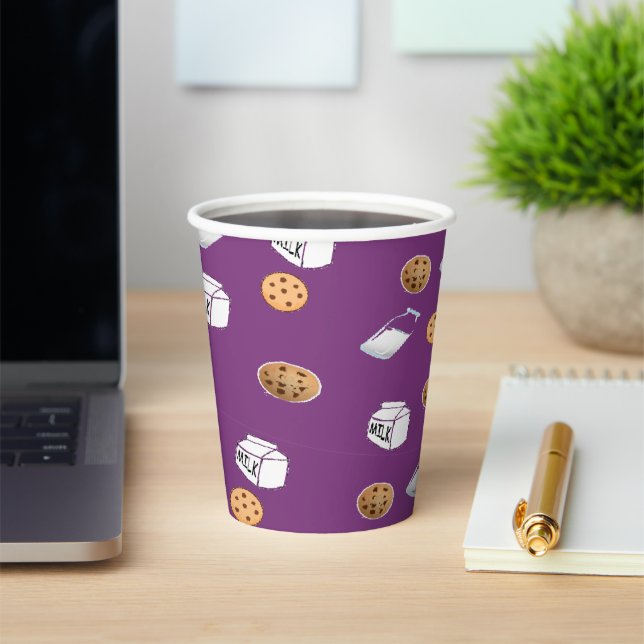 Gobelets En Papier Cookies et lait sur violet (Insitu)