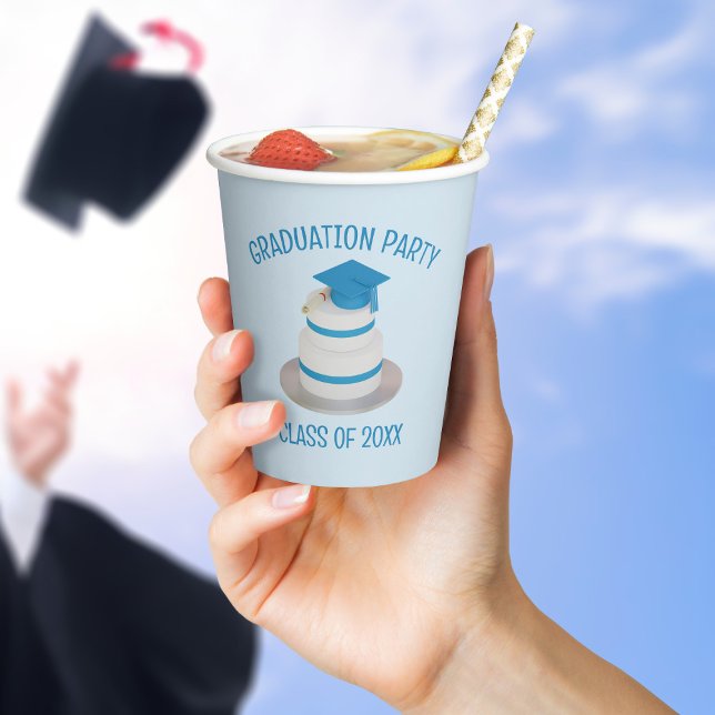 Gobelets En Papier Coupes de papier de la catégorie Bleue mignonne (Throw your caps in the air! Add your class year to these cute blue graduation party paper cups)