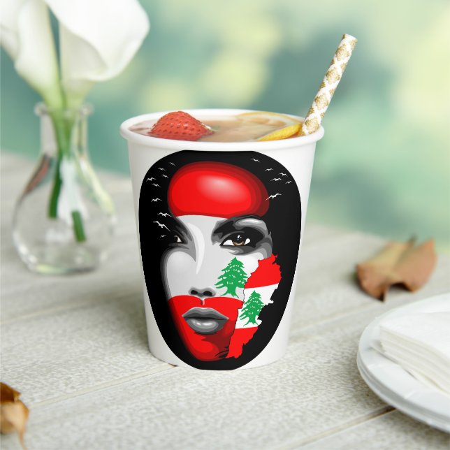 Gobelets En Papier Drapeau et carte du Liban sur le visage de la fill (Insitu)
