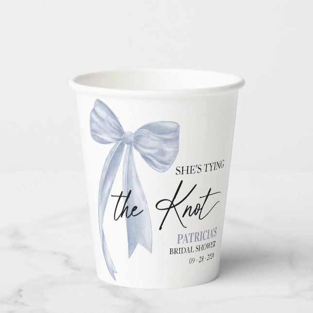 Gobelets En Papier Dusty Blue Bow She's Tying the Knot Fête des marié (Verso)
