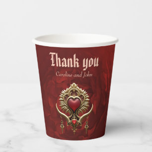 Gobelets En Papier Élégance en lustre rouge avec un coeur orné.