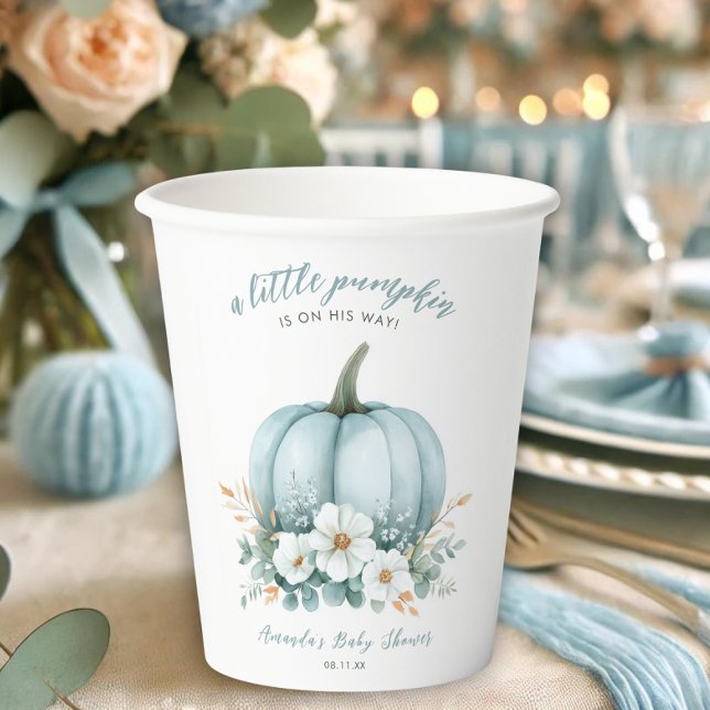 Gobelets En Papier Élégant petit Citrouille sur son chemin Baby showe (A baby shower paper cup with a blue pumpkin and floral design, placed on a decorated table.)