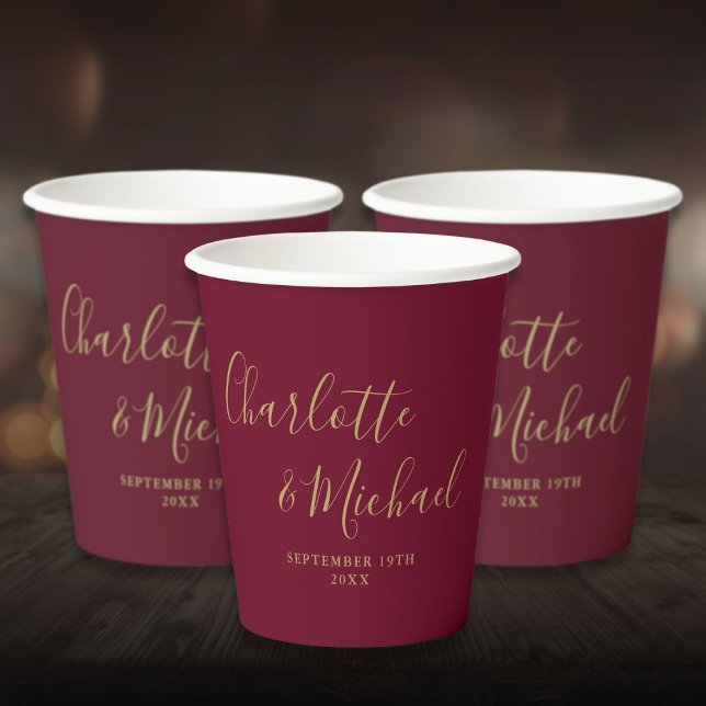 Gobelets En Papier Élégante Signature Mariage Bourgogne et Or Écritur (Elegant Signature Burgundy and Gold Script Wedding Paper Cups)