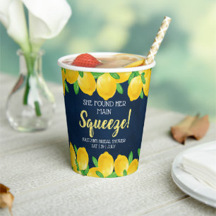 Gobelets En Papier Elle A Trouvé Sa Principale Fête des mariées De Ci