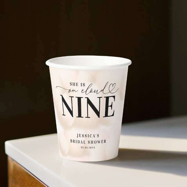 Gobelets En Papier Elle est sur un Cloud Nine Heart Script Bridal Sho (Créateur téléchargé)
