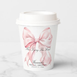 Gobelets En Papier Elle Noue Le Nœud Rose Rose