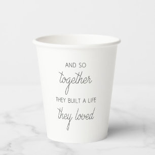 Gobelets En Papier Et Donc Ensemble Ils Ont Construit Une Vie Qu'Ils 