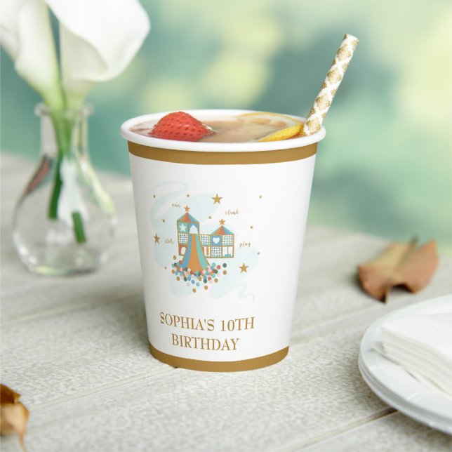 Gobelets En Papier Fête d'aventure en terrain de jeu (Insitu)