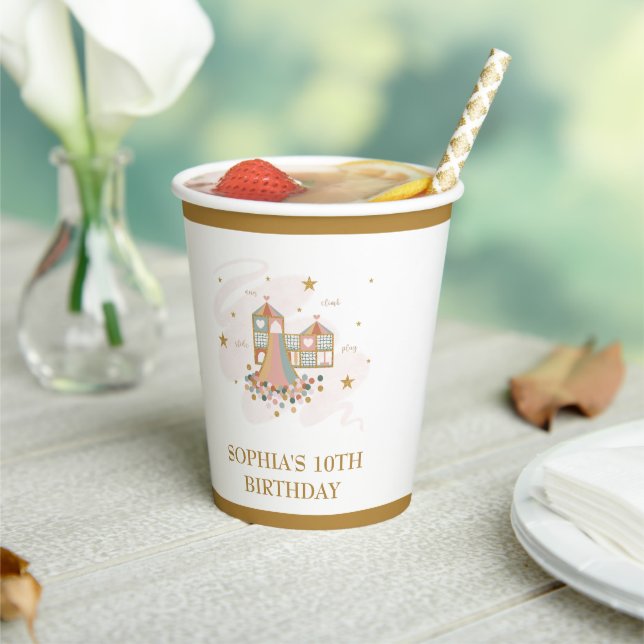 Gobelets En Papier Fête d'aventure en terrain de jeu (Insitu)