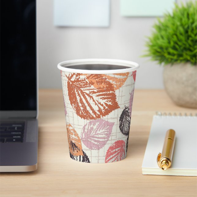 Gobelets En Papier Feuilles d'automne sur le beige. (Insitu)