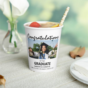 Gobelets En Papier Fière Relative Du Diplômé   Photo