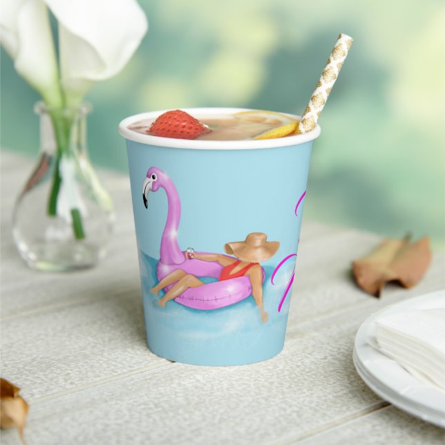 Gobelets En Papier Floating dans la piscine dans le Flamant rose rose (Insitu)