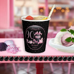 Gobelets En Papier Glam Pink Black Fashion 90th Birthday Party<br><div class="desc">Le design glamour du 90e anniversaire, rose et noir, est inspiré de la couture française, avec un gâteau de boîte casquette, des stilettos roses et un sac de maquillage parmi divers cadeaux d'anniversaire non ouverts et de succulents cupcakes. Parfait pour célébrer des anniversaires. Age est créé dans une police de...</div>