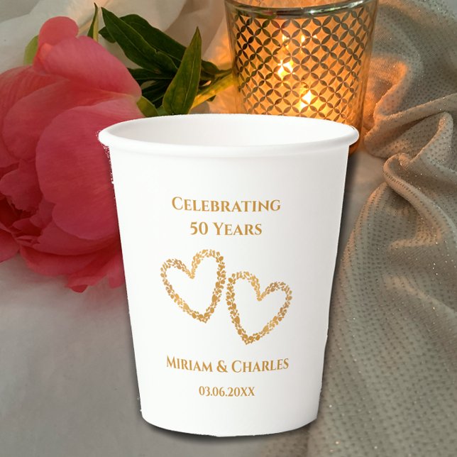 Gobelets En Papier Golden 50th Mariage Anniversaire Coeur personnalis (Add couple’s names for personalized golden 50th anniversary party paper cups. Golden gradient hearts)