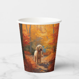 Gobelets En Papier Goldendoodle dans les feuilles d'automne qui tombe