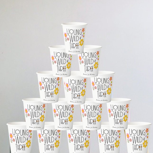 Gobelets En Papier Jeune, sauvage et trois | Coupes d'anniversaire po (Créateur téléchargé)