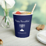 Gobelets En Papier Joyeux Hanoukka Menorah bleu simple<br><div class="desc">Happy Hanoukka Blue Holiday tasse en papier,  avec une simple menorah blanche et la typographie de script. Avec des lettres personnalisables en blanc,  vous pouvez ajouter vos propres informations. Une façon festive de célébrer avec des amis et des proches.</div>
