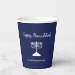 Gobelets En Papier Joyeux Hanoukka Menorah bleu simple<br><div class="desc">Happy Hanoukka Blue Holiday tasse en papier,  avec une simple menorah blanche et la typographie de script. Avec des lettres personnalisables en blanc,  vous pouvez ajouter vos propres informations. Une façon festive de célébrer avec des amis et des proches.</div>