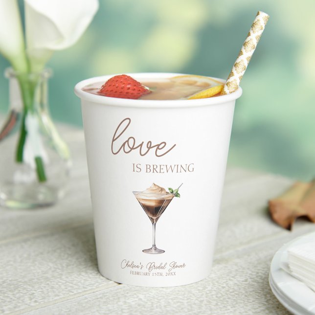 Gobelets En Papier L'amour est dans l'air Espresso Martini Baby Showe (Love is Brewing Espresso Martini Bridal Shower Coffee Cup with Lid, Bridal Brunch, Coffee Bar, Chic)