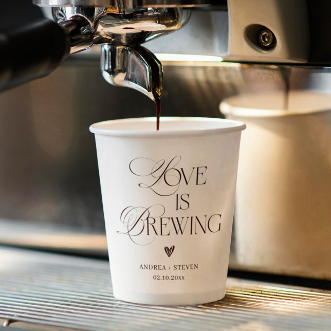 Gobelets En Papier L'amour est dans le café de mariage (Créateur téléchargé)