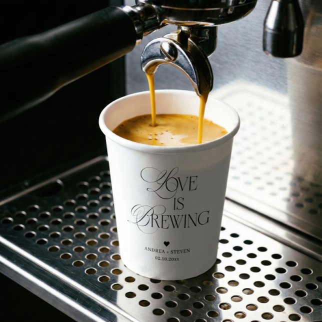 Gobelets En Papier L'amour est dans le café de mariage (Créateur téléchargé)