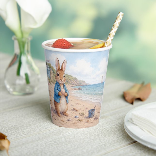 Gobelets En Papier Lapin classique sur une plage de sable (Insitu)
