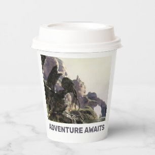 Gobelets En Papier L'aventure attend. Paysage de fantaisie