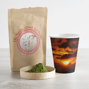 Gobelets En Papier Le feu dans les tasses de papier du ciel
