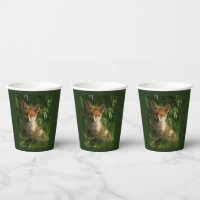 Le renard mignon dans une forêt verte Photo