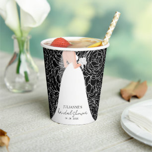 Gobelets En Papier Mariée Élégante sur Fond Noir