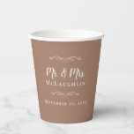 Gobelets En Papier Mocha Brown Mariage élégant M & Mme Romantic<br><div class="desc">Fêtez le debut Mr & Mrs avec ces élégantes tasses en papier mariage marron mocha, avec des détails crème douce et un design intemporel. Votre nom de famille et votre date de mariage sont magnifiquement encadrés par des fidélités du coeur, créant un accent chaleureux et romantique pour votre réception de...</div>