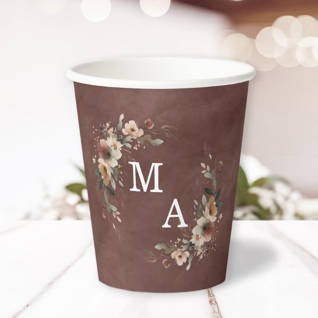 Gobelets En Papier Monogramme de Mariage de fleurs rouges de grenat r (Elegant paper cups adorned with monogrammed floral wreaths, perfect for toasting in style.)