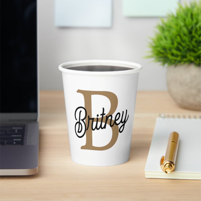 Gobelets En Papier Monogramme moderne élégant Nom Black Gold Script (Insitu)