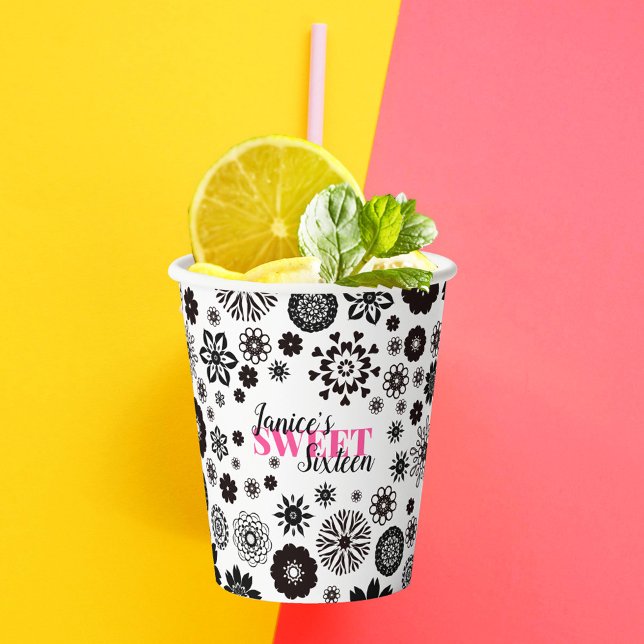 Gobelets En Papier Noir blanc mou Floral Sweet 16 Nom personnalisé (Créateur téléchargé)