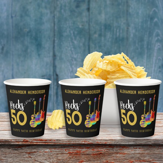 Gobelets En Papier Nom de la fête des 50 ans du Rock and Roll (Rock and roll 50th birthday party personalized paper cups for him cool funky guitars gold and black)