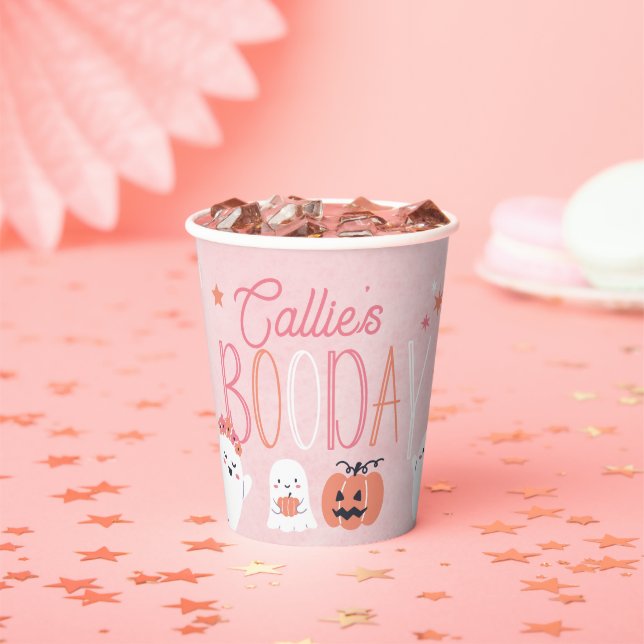 Gobelets En Papier Notre Petit Boo Est En Train D'Atteindre Deux (Insitu)